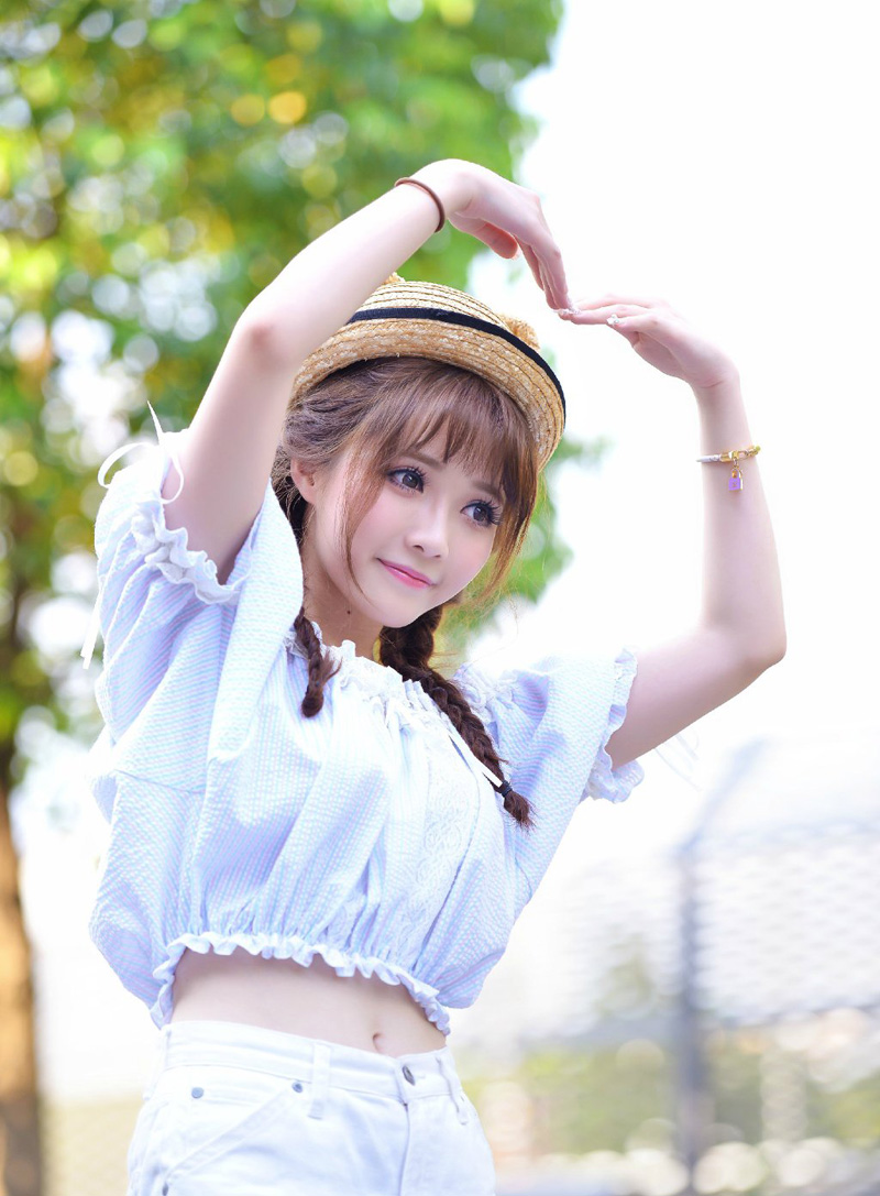 刘璝径直闯入刘璋的后院儿，询问了几个婢女家丁之后，便找到了刘璋的所在，都已经日上三竿，快到午时了，这时候竟然还在卧房，莫非真是身体不适？